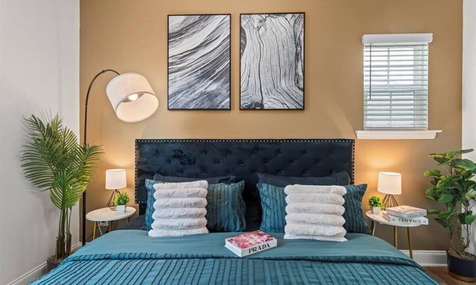 Paw Creek House | Luxe King 3BR Townhouse Mins to Uptown Charlotte!