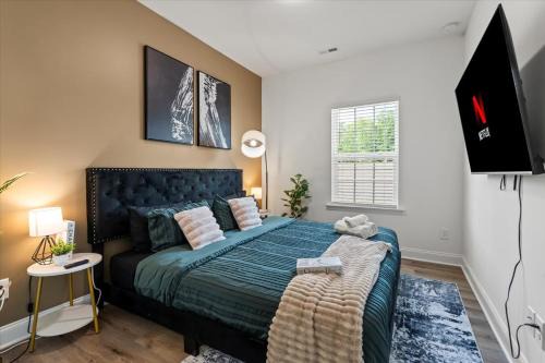 Paw Creek House | Luxe King 3BR Townhouse Mins to Uptown Charlotte