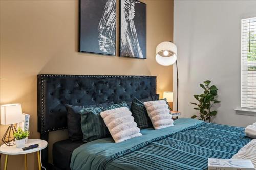 Charlotte House | Luxe King 3BR Townhouse Uptown Charlotte