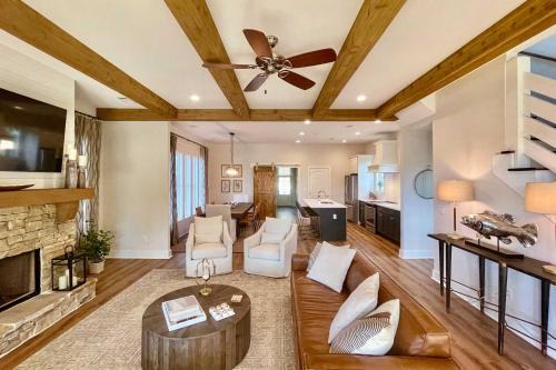 Dadeville House | Luxe Lakefront Getaway with Porch and Water View!