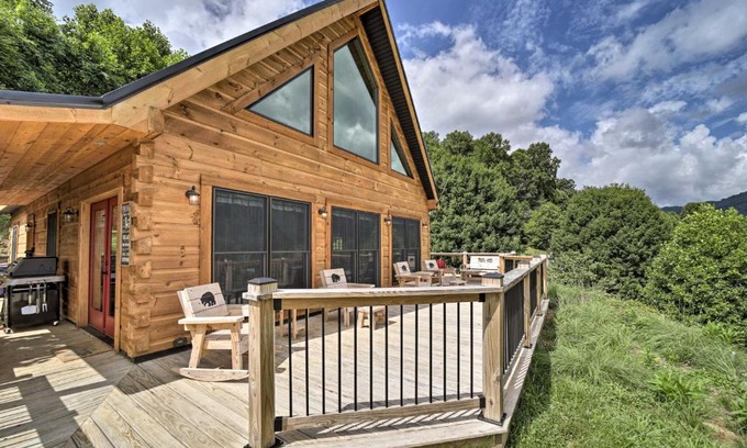 Maggie Valley House | Luxe Log Cabin with Modern Finishes and Mtn Views