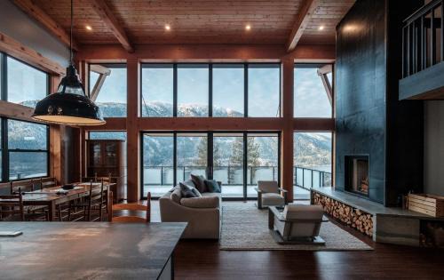 Nelson Villa | Luxe Modern Timberframe - Iconic Panorama Views with AC