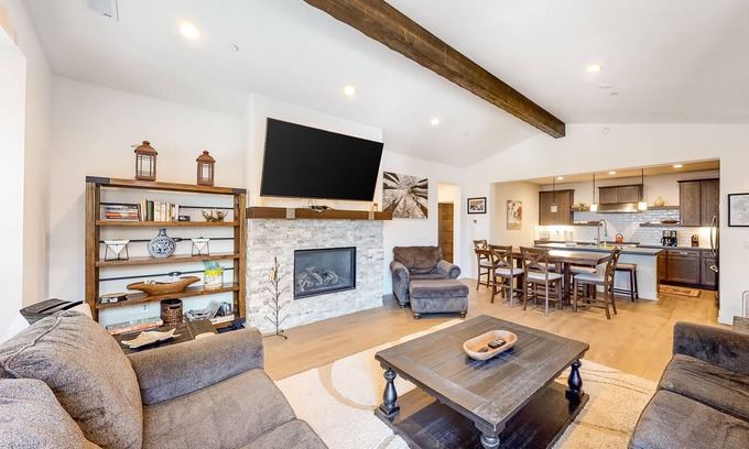 Mammoth Lakes Condo | Luxe, Modern Townhome w/Mountain Views & WiFi - Close to Golf & Skiing