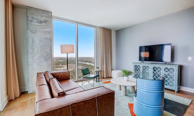 Rainey Street Historic District Condo | Luxe Rainey St corner condo with lakeview balcony, rooftop pool & gym