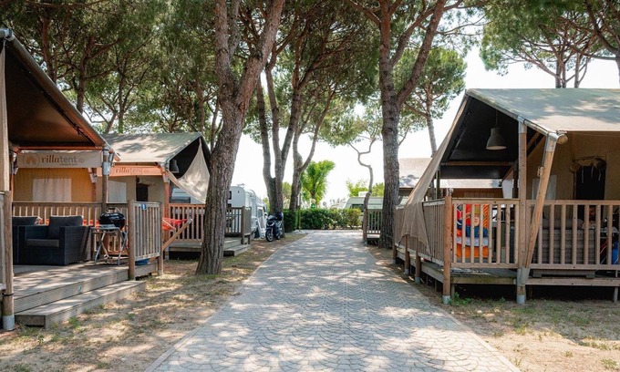 Cavallino-Treporti Ski Chalet | Luxe Sanitary XL 6 Pers. Villatent camping village Cavallino near at the beach