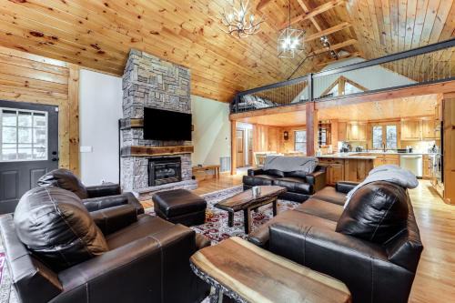 Ridgewood Estates House | Luxe Smoky Mountains Cabin with Hot Tub and Views!