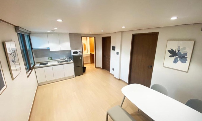 Seogyo-dong Apartment | Luxe & Suite Room