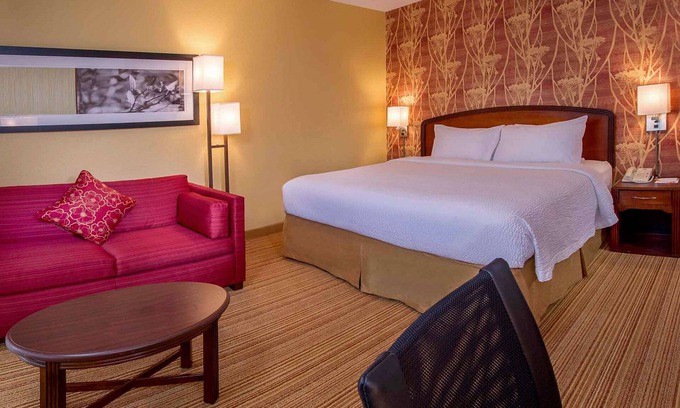 Durham Hotel | Luxe Vacation Feel! Free Parking, Onsite Pool, Short Drive to Herndon Hills Farm