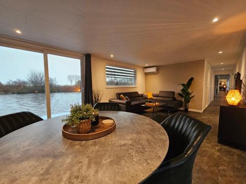 Leeuwarden Boat Rental | Luxe woonboot in de natuur evt met console bootje!