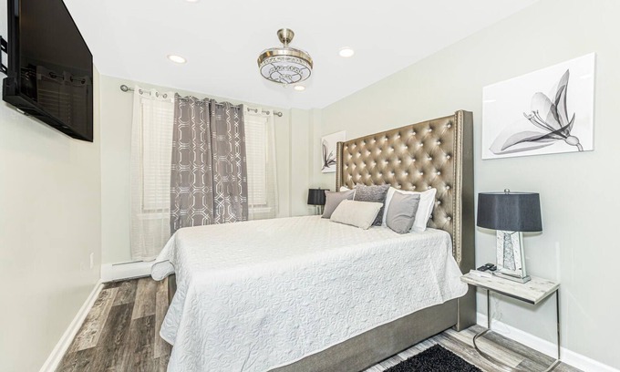 West Bronx House | Luxirious 3 bedroom apartment - 5 minutes from Yankee Stadium