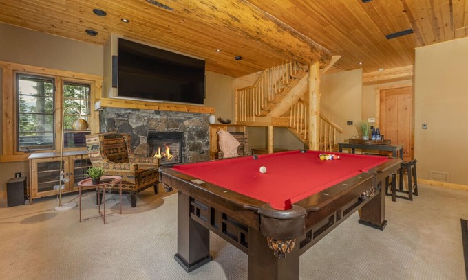 East Kootenay House | Luxury Log Chalet | Pool + Private HotTub | Ski In/Out | Overlooking Greywolf GC