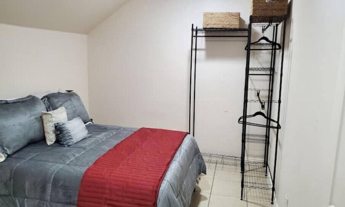 Pearland Apartment | Luxurious 2 Bdrm Garage Apartment - Convenient 2 Downtown Houston