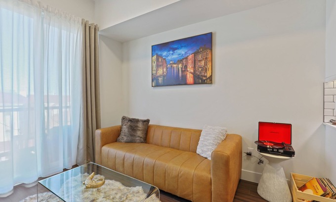 Berkley Condo | Luxurious 2 bedroom/private balcony/fire pit/views!
