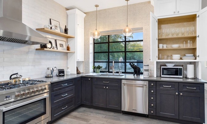 West University Apartment | Luxurious (2) br/bath apt. w/full kitchen/living