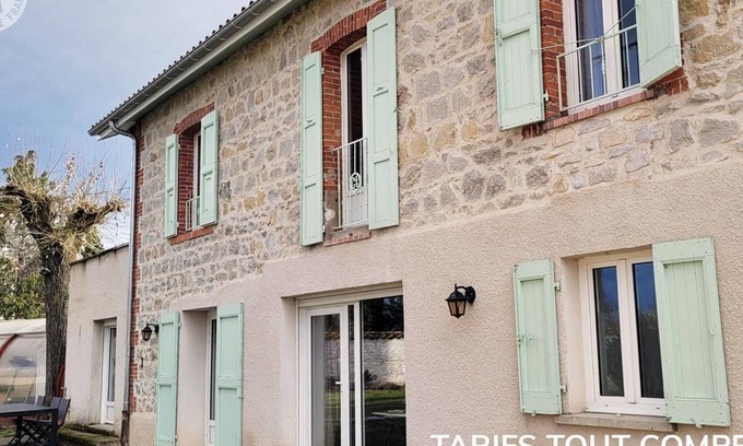 Montbrison Cottage | Luxurious 4BR Cottage with Spa, Sauna, and Game Room in Montbrison