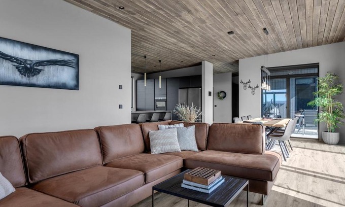 Selfoss House | Luxurious 4BR Summerhouse with Hot Tub and Sauna