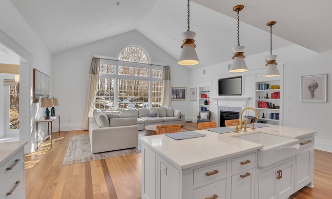 Stonington House | Luxurious 5-bedroom house in Mystic - 7 min to downtown - 20 min to RI beaches