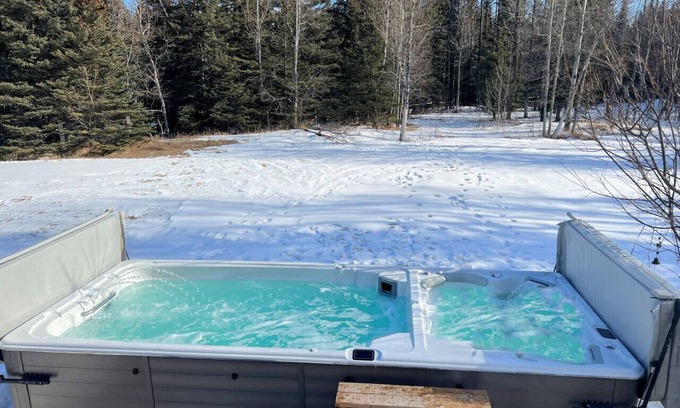 Hinton House | LUXURIOUS 5-Br Acreage | Year-Round Heated Pool & HotTub | Mtn View | Pool Table