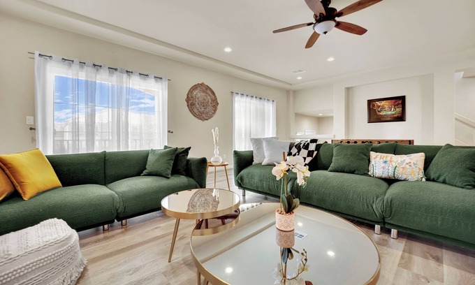 Arden House | Luxurious 5BR 4.5BA Villa - 15 Mins to Strip 1st Fl Master 4000 sq ft Sleeps 16
