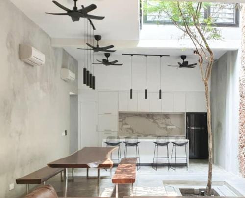 Historic George Town House | Luxurious 7 BR Heritage House in UNESCO Historic Geogetown