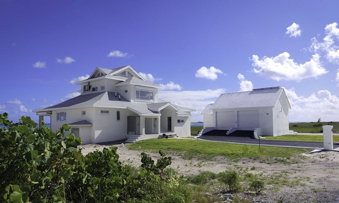 Sugar Loaf Settlement Villa | Luxurious Accommodations on San Salvador