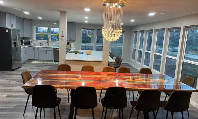Gordonville House | Luxurious and spacious house built for entertainment 5 min walk to lake!