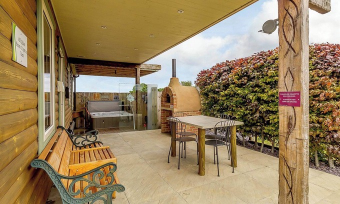 Durham Ski Chalet | Luxurious and stylish modern lodge with one master double and one twin.