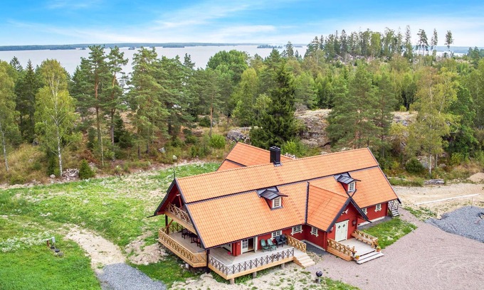 Vastra Nashulta House | Luxurious and well-maintained cottage with spacious terrace.