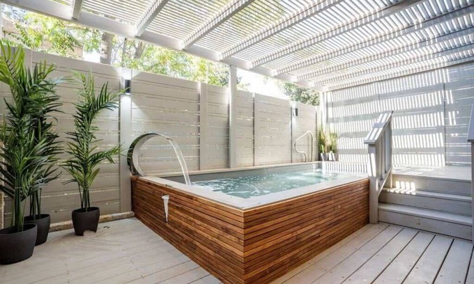 Mea She'arim Condo | Luxurious Apt with Private Heated Pool City Center