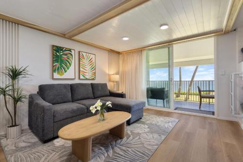Punaluu House | Luxurious Beachfront Condo