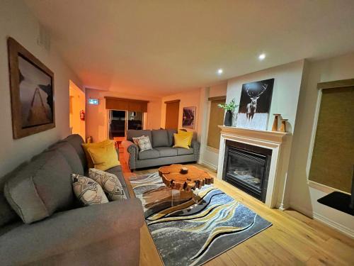 The Blue Mountains House | Luxurious Blue Mountain 3BR & 3BTH Walk-in to Village
