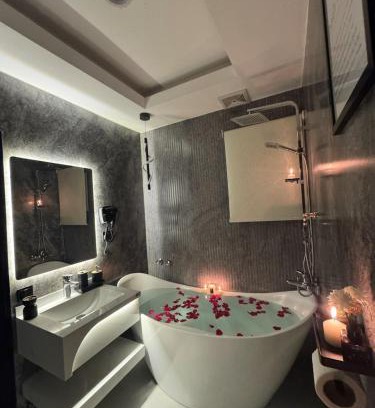 Al-Hamra'a Apartment | Luxurious cinema studio near the sea with self check-in