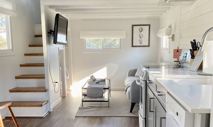 Birdsnest House | Luxurious Creekside Tiny Home-1 minute walk to the beach