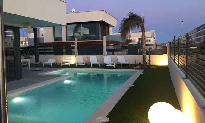Santiago de la Ribera Villa | Luxurious enjoyment within walking distance of the sea, incl private swimming pool & jacuzzi