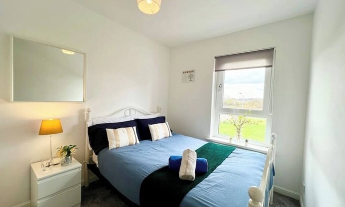 Hawkhead Apartment | Luxurious Ensuite Flat with Free Parking