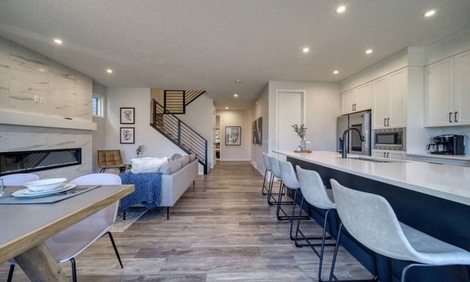 Calgary House | Luxurious Home; 6 Bdrm 3 Living Spaces & AC