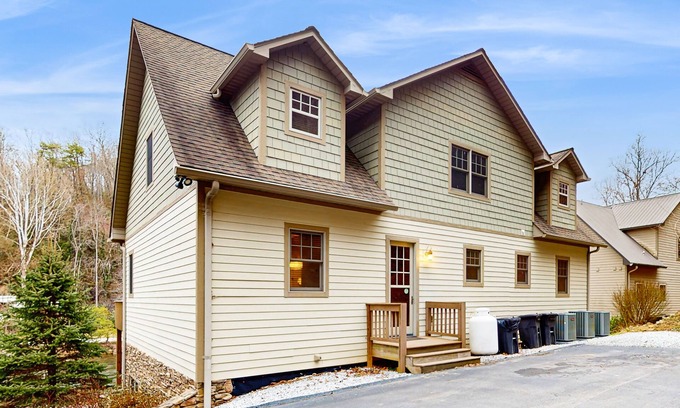 Sylva House | Luxurious home right on the river w/a full kitchen - perfect for fishing
