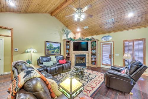 Heber Springs House | Luxurious Home with Direct River Access and Views