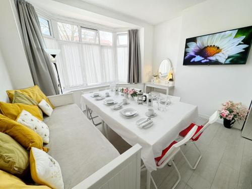 East Ham South House | Luxurious House near Excel- Air Conditioning, 9 Beds, 2 Baths, Garden, fast WiFi