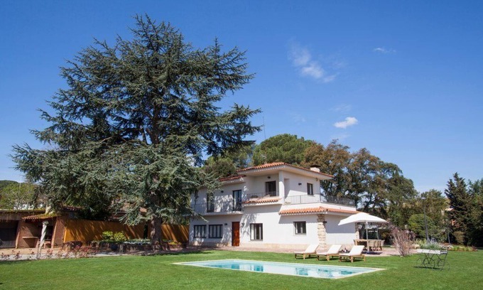 Santa Eulalia de Roncana House | Luxurious house with 5,000 m² of garden. Pool, air conditioning and barbecue.