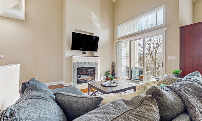 Maynardville Condo | Luxurious Lakeside Retreat with Stunning Views & Resort-Style Amenities