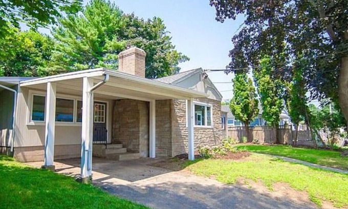 New London House | Luxurious-Modern feel w/custom features - AC, short walk to the Beach and parks
