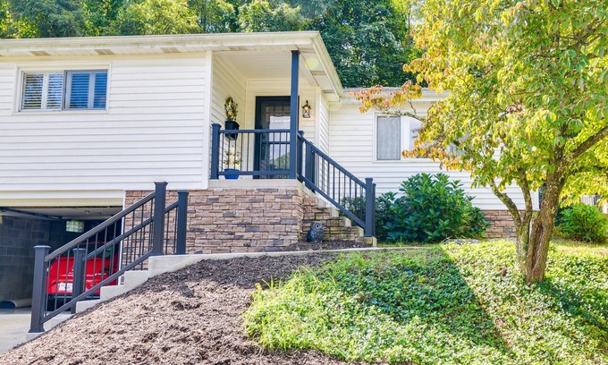 Morgantown House | Luxurious Morgantown Retreat w/Stunning Views!