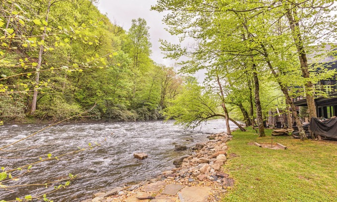 Nantahala House | Luxurious Nantahala River Front 5-bedroom home located in the Nantahala Gorge