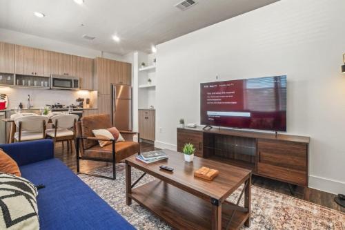 West Oak Hill Apartment | Luxurious New Unit Studio2Ba Pool, Golf Sim