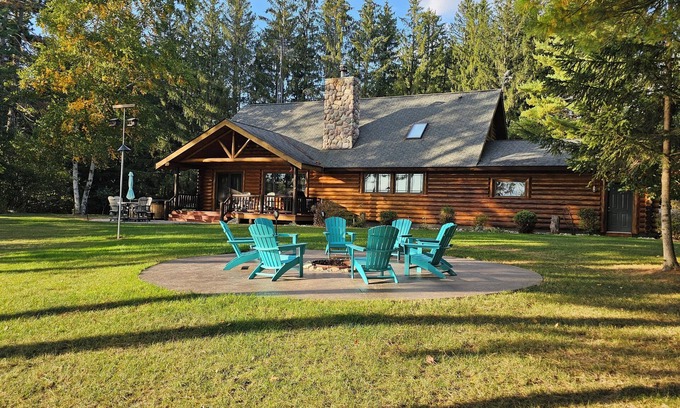 Pembine Cabin | Luxurious Northwoods Log Lake house with over 500ft of lake frontage on 15 acres