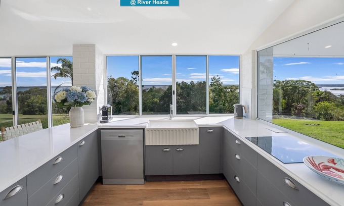 Urangan Ski Chalet | Luxurious pet friendly Cottage at River Heads, the gateway to Fraser Island