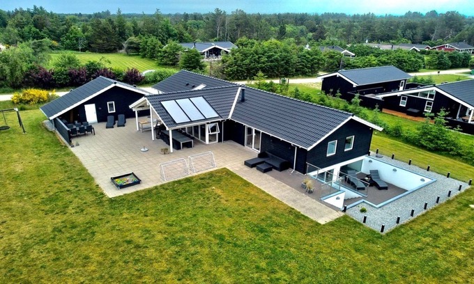 Blokhus House | Luxurious pool house | Steam room | Sauna | Pool table | Slot machines | Enclosed garden
