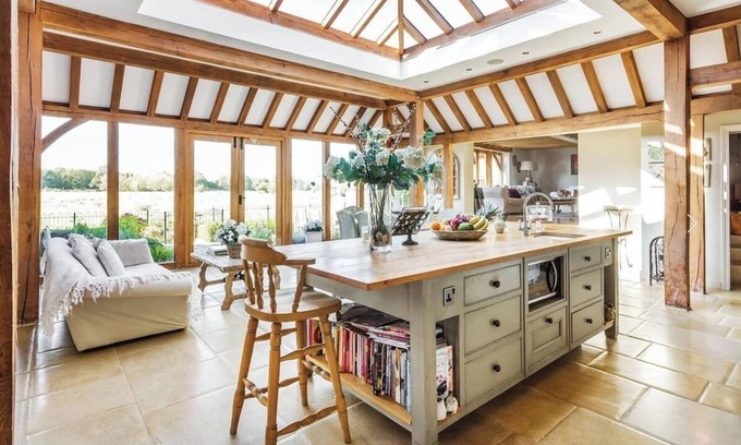 Woking House | Luxurious private, river frontage, boats & hotub