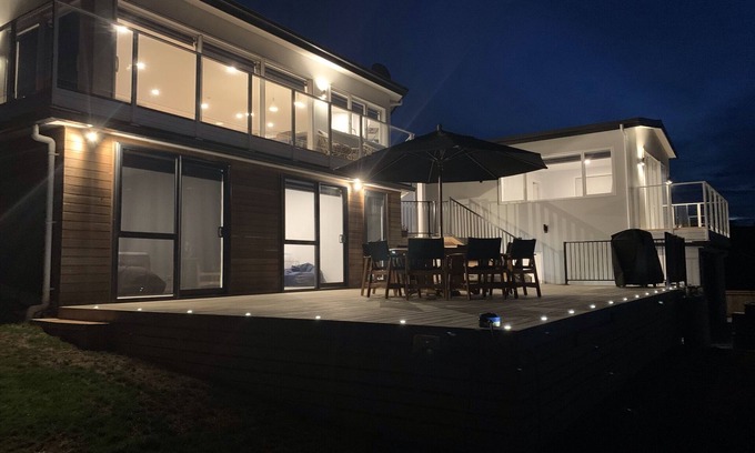 Cable Bay House | Luxurious Property with Panoramic Sea Views and infinity Spa Jacuzzi